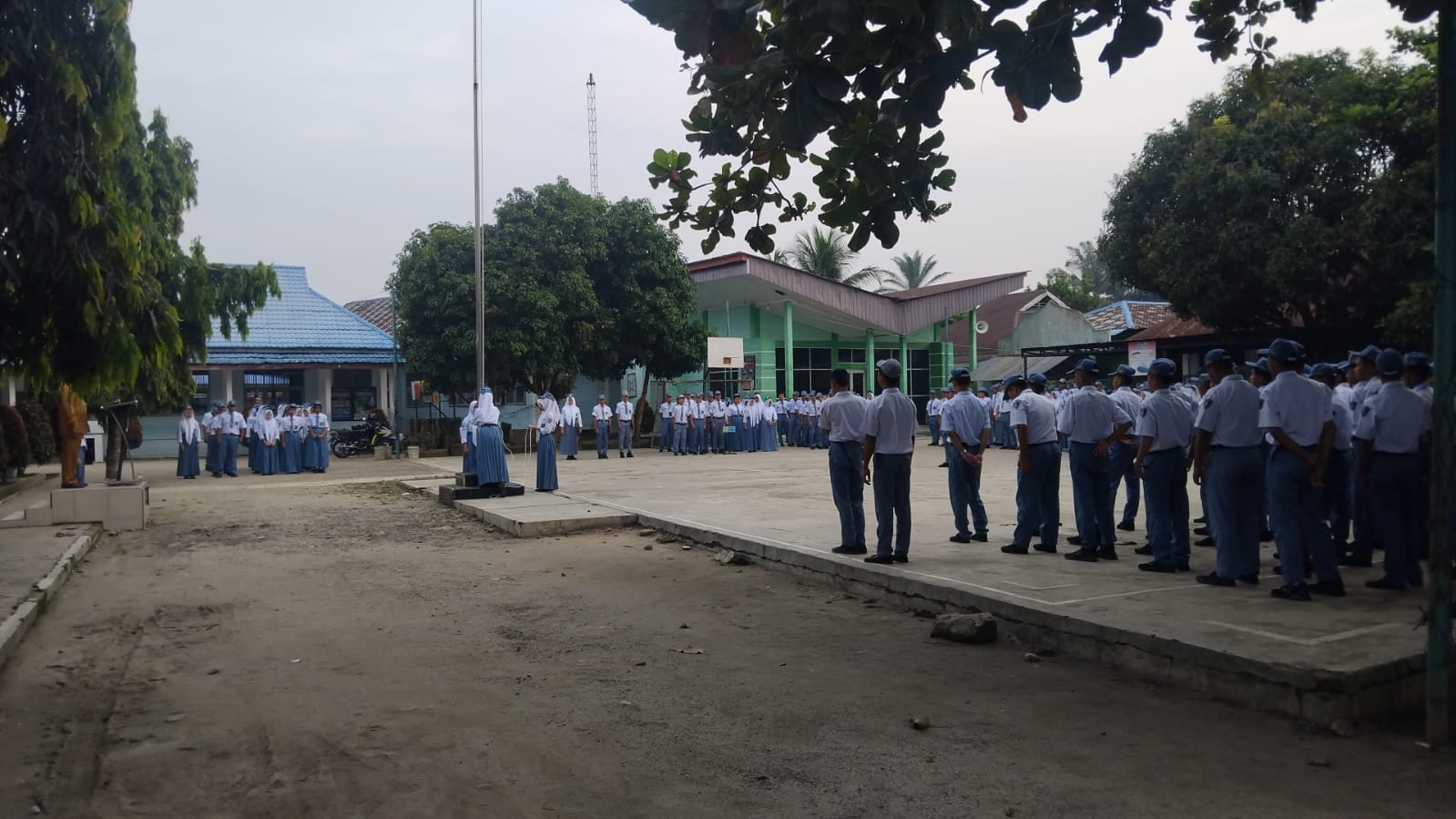 Upacara Bendera Pertama Tahun Ajaran 2026/2027 di SMKN 1 Pulau Rakyat