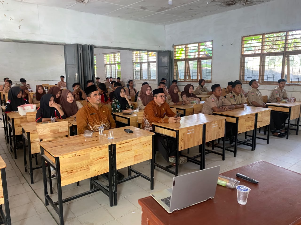 Siswa, Guru, dan Kepala Sekolah SMK Negeri 1 Pulau Rakyat Mengikuti Sosialisasi TKA Tahun 2026